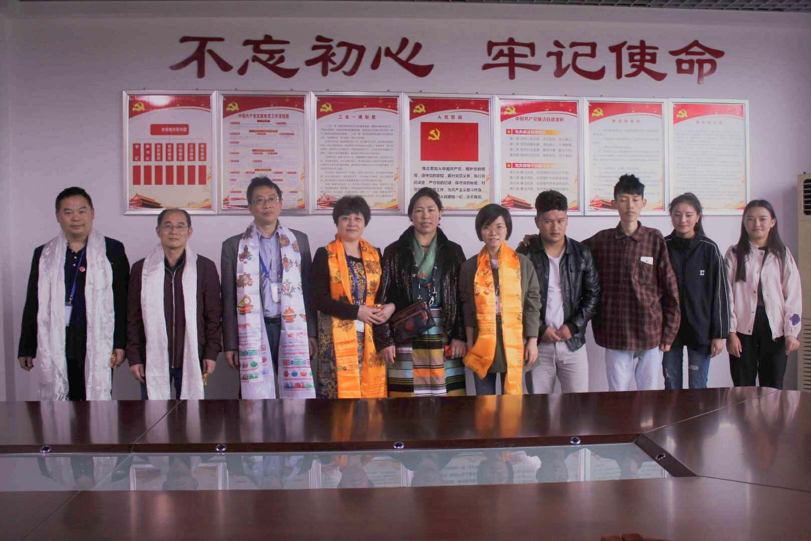 医学系西藏学生献哈达1.jpg 医学系西藏学生献哈达1.jpg