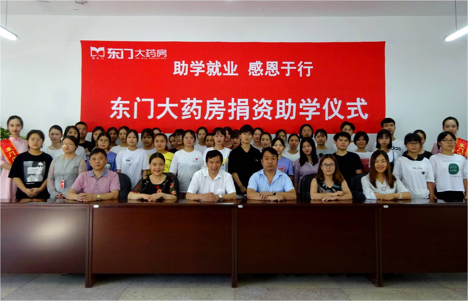2东门.jpg 2东门.jpg