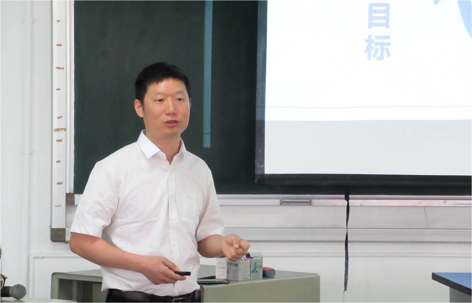 6 养天和大药房人力资源总监许必映上课.jpg 6 养天和大药房人力资源总监许必映上课.jpg