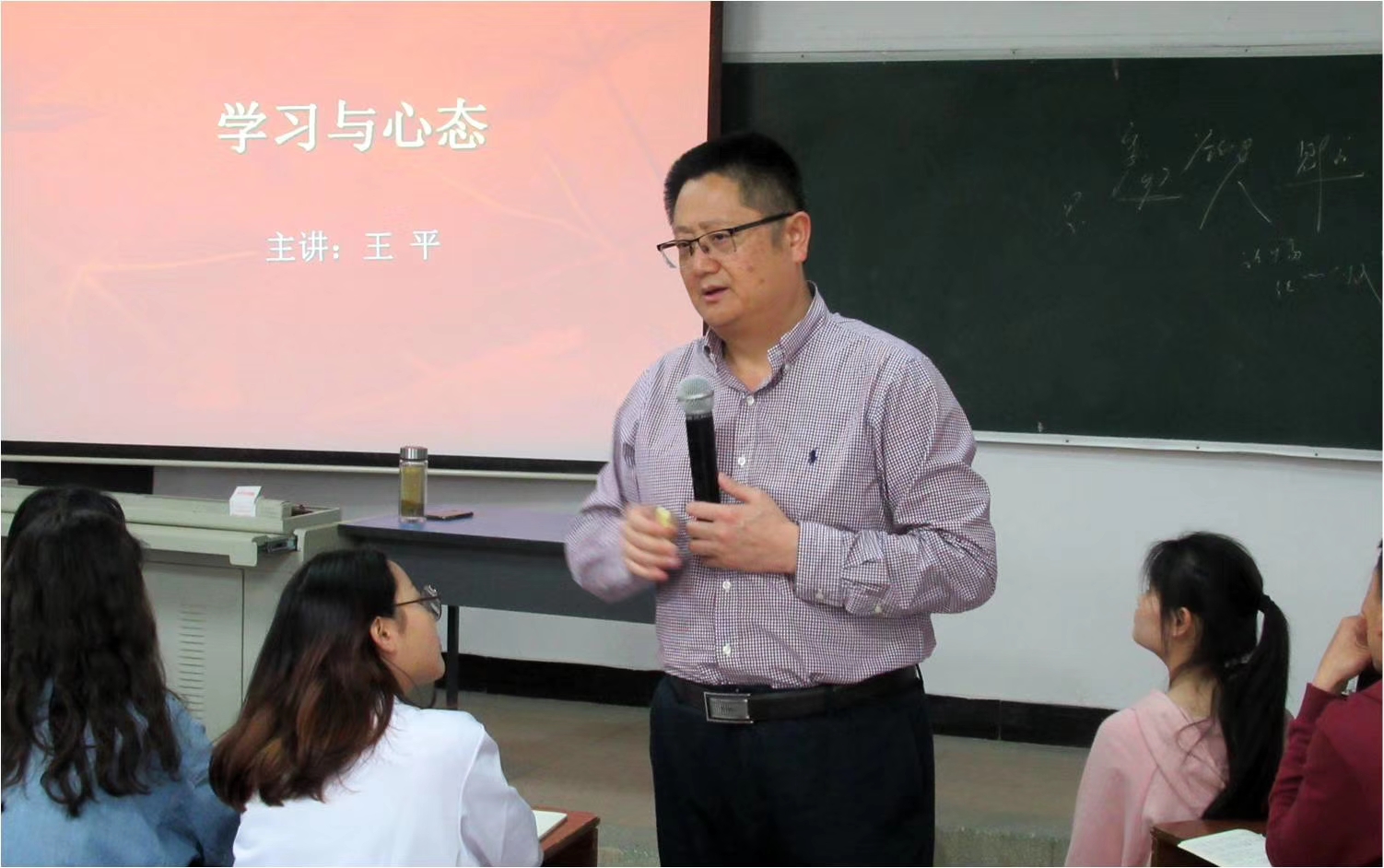 6 益丰湘北公司总经理王平上课.jpg 6 益丰湘北公司总经理王平上课.jpg